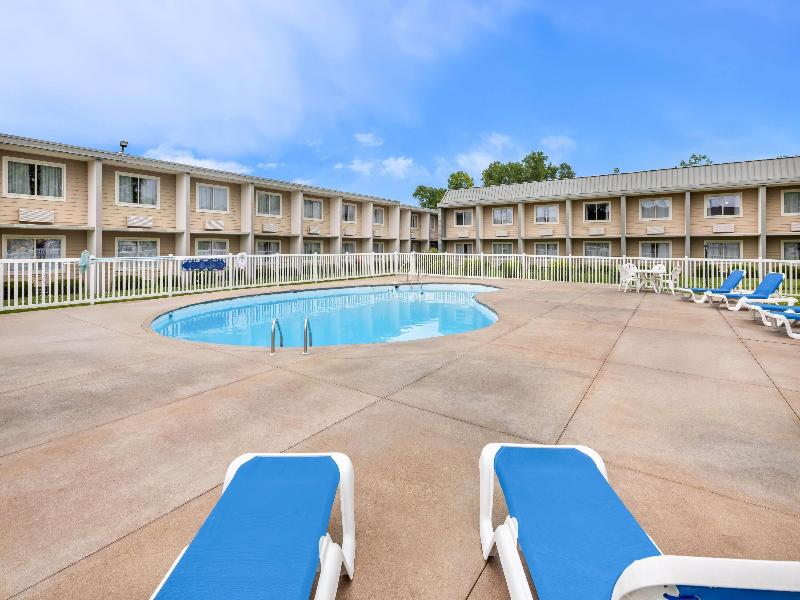 Days Inn & Suites by Wyndham Columbus East Airport image