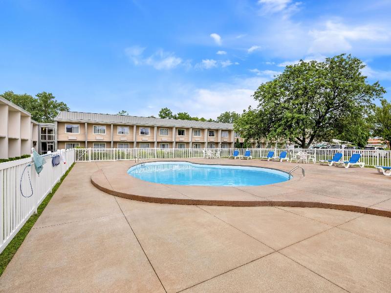 Days Inn & Suites by Wyndham Columbus East Airport image