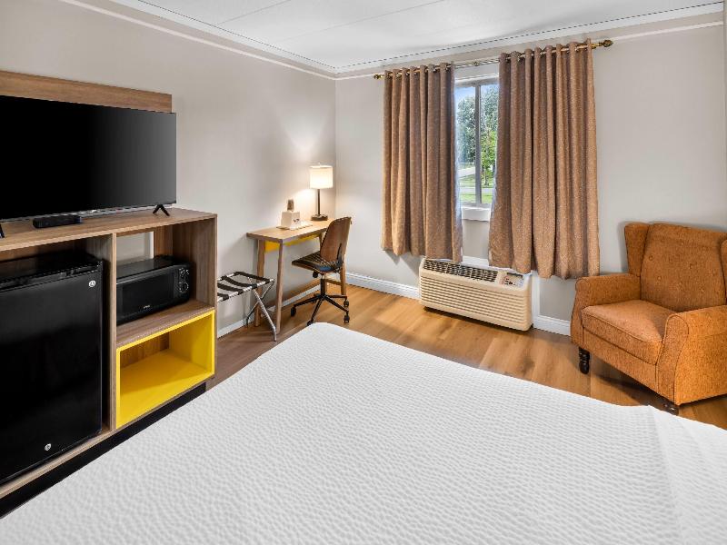 Days Inn & Suites by Wyndham Columbus East Airport image