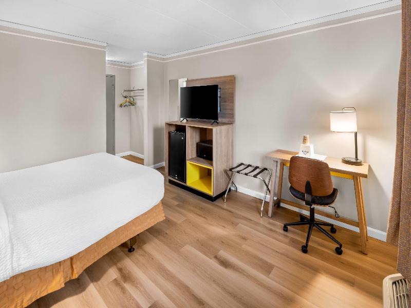 Days Inn & Suites by Wyndham Columbus East Airport image