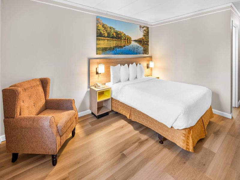 Days Inn & Suites by Wyndham Columbus East Airport image