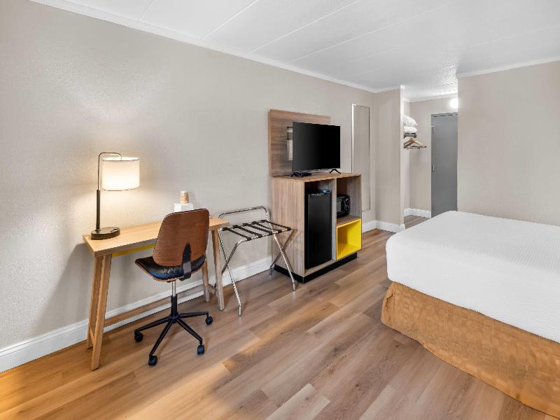 Days Inn & Suites by Wyndham Columbus East Airport image