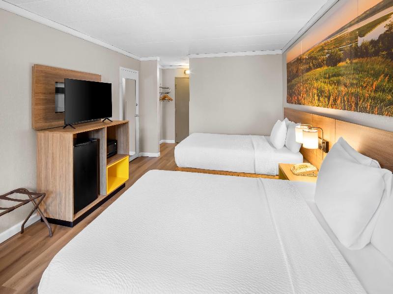Days Inn & Suites by Wyndham Columbus East Airport image
