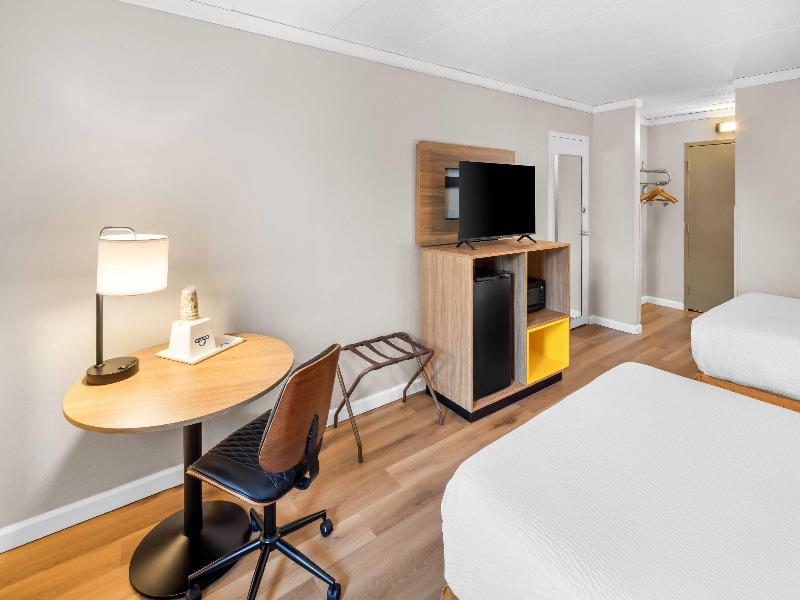 Days Inn & Suites by Wyndham Columbus East Airport image