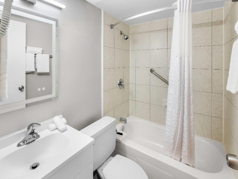 Days Inn & Suites by Wyndham Columbus East Airport image