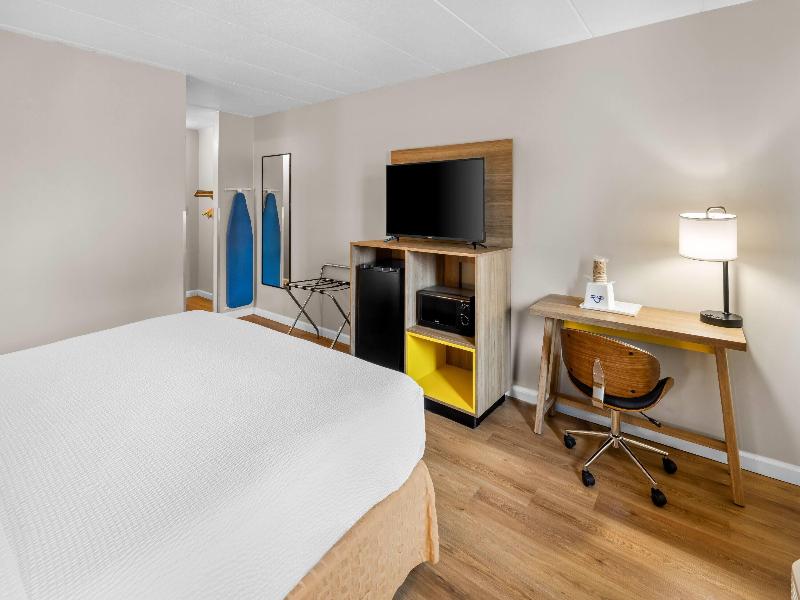 Days Inn & Suites by Wyndham Columbus East Airport image