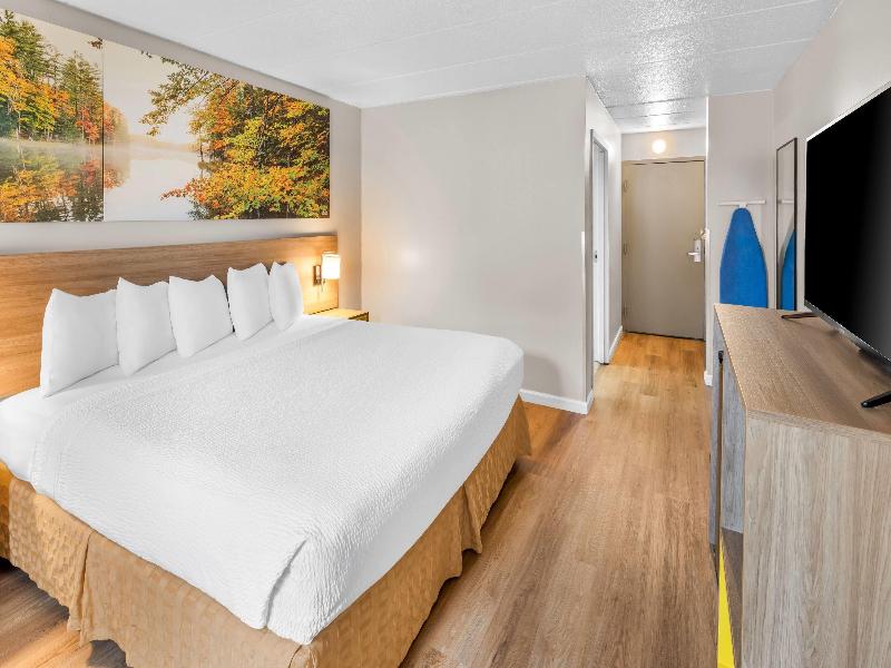 Days Inn & Suites by Wyndham Columbus East Airport image