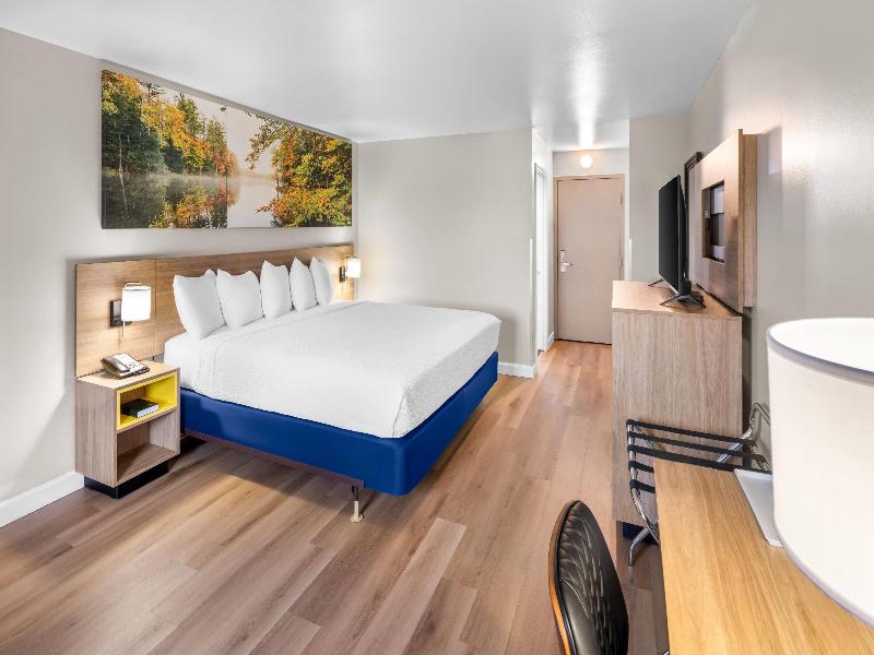 Days Inn & Suites by Wyndham Columbus East Airport image
