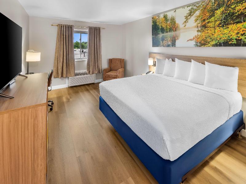 Days Inn & Suites by Wyndham Columbus East Airport image