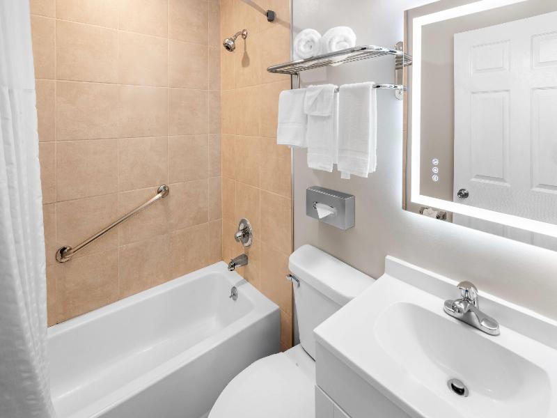Days Inn & Suites by Wyndham Columbus East Airport image
