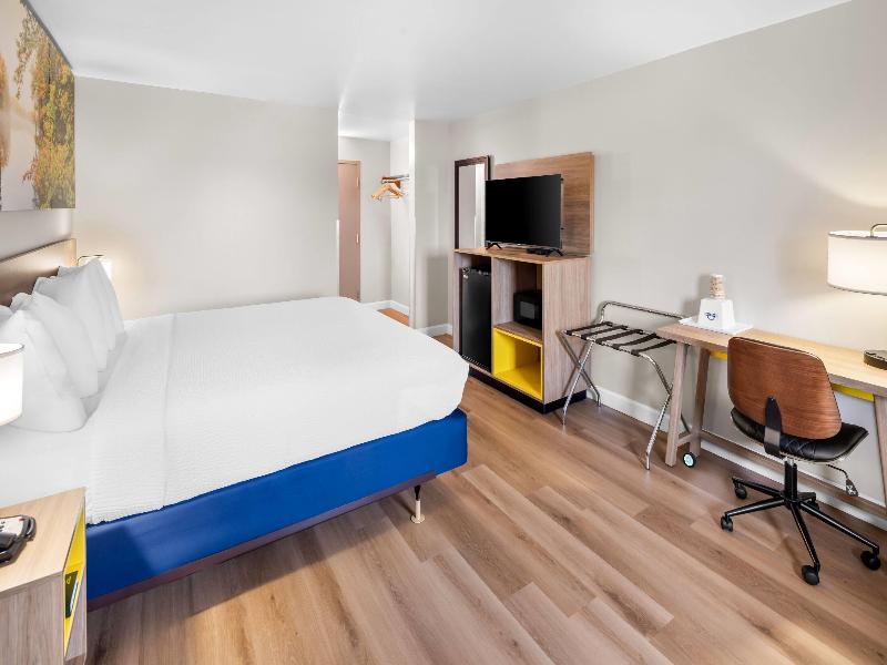 Days Inn & Suites by Wyndham Columbus East Airport image