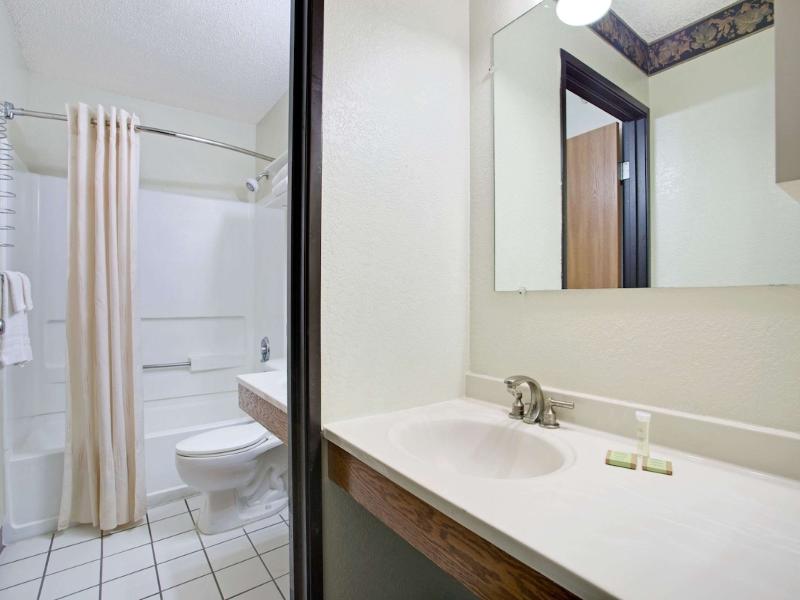 Super 8 by Wyndham Clearwater/St. Petersburg Arpt image