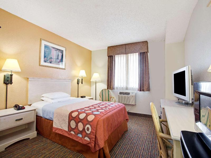 Super 8 by Wyndham Clearwater/St. Petersburg Arpt image
