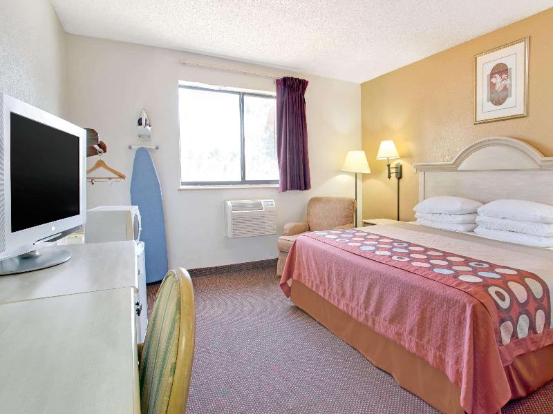Super 8 by Wyndham Clearwater/St. Petersburg Arpt image