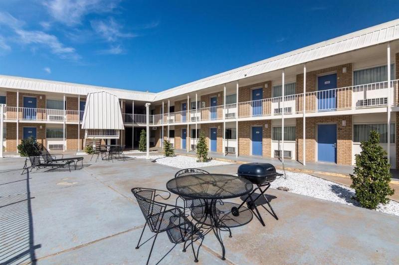 Motel 6 Clinton OK image