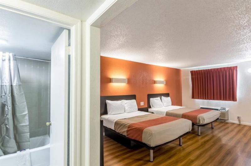 Motel 6 Clinton OK image