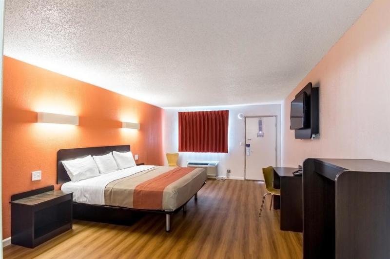 Motel 6 Clinton OK image