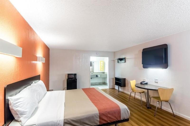 Motel 6 Clinton OK image