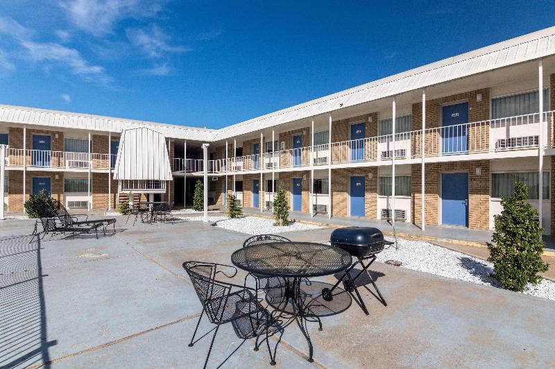 Motel 6 Clinton OK image
