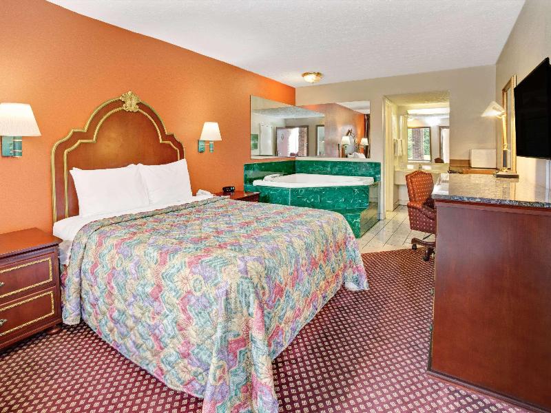 Travelodge by Wyndham Sellersburg image