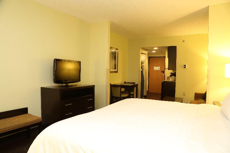 Holiday Inn Express & Suites Cleveland image