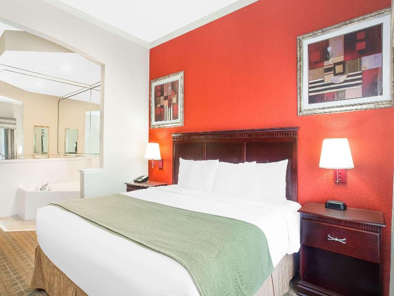 STUDIO DELUXE KING BED