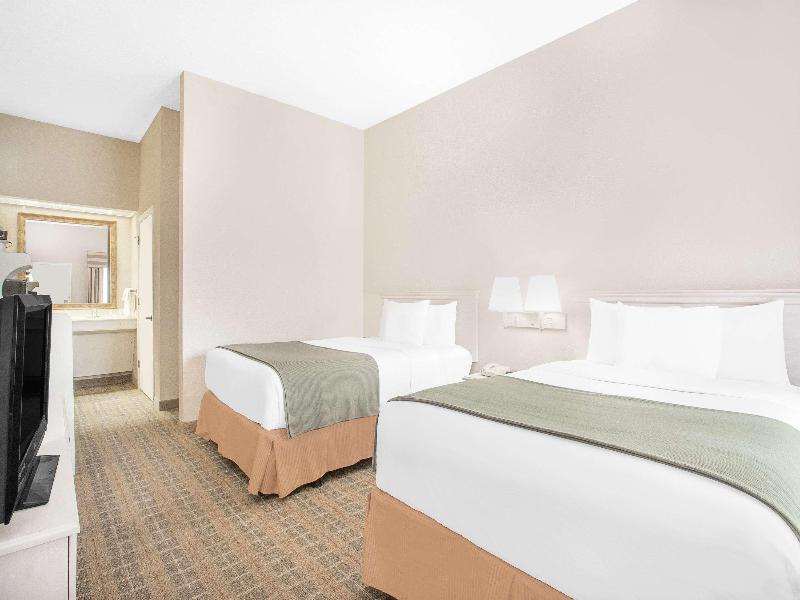 QUADRUPLE Accessible Two Double beds