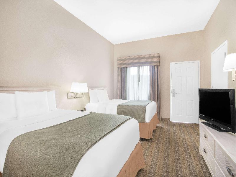QUADRUPLE Accessible Two Double beds