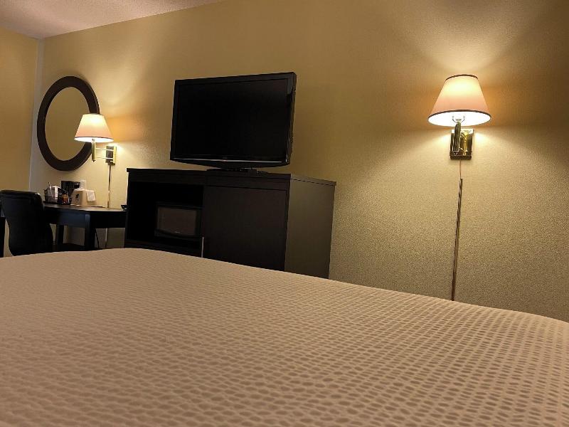Super 8 By Wyndham Colby image