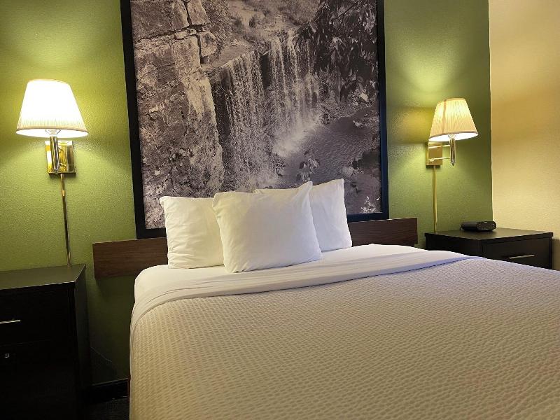 Super 8 By Wyndham Colby image