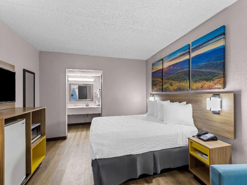 Days Inn by Wyndham Clayton image