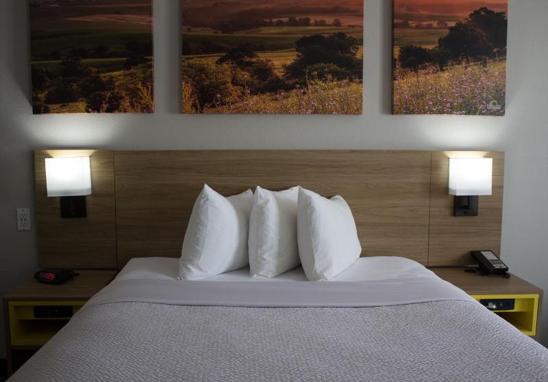 Days Inn by Wyndham Colby image