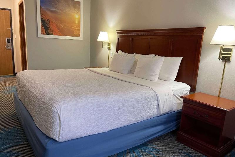 Days Inn by Wyndham Colby image