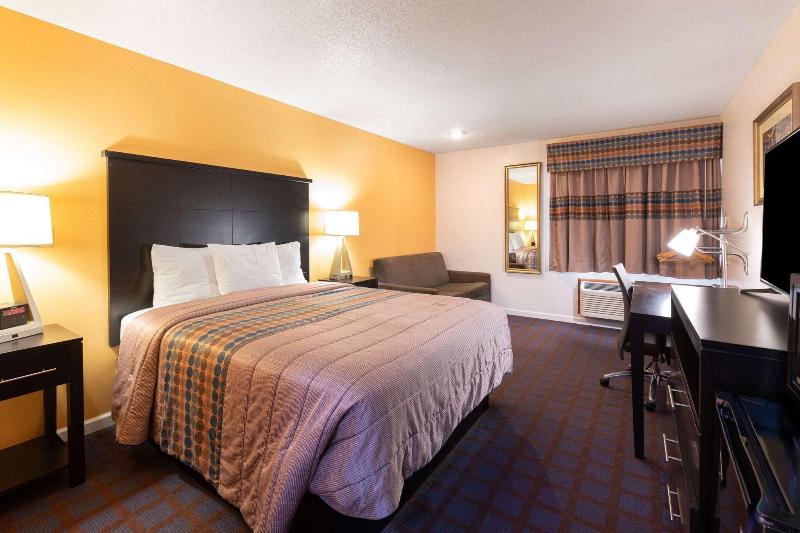 Rodeway Inn Red Oak image 9