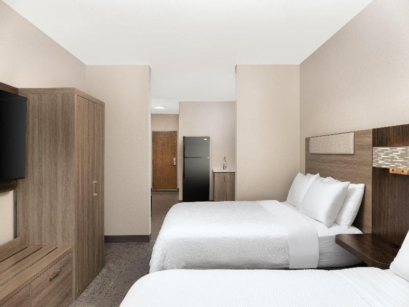 SUITE TWO QUEEN BEDS