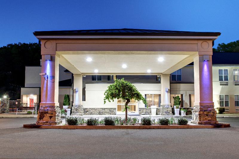 Holiday Inn Express Hurricane Mills (Waverly) image