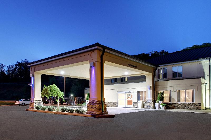 Holiday Inn Express Hurricane Mills (Waverly) image