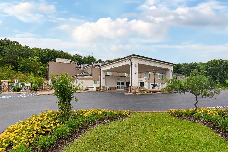 Holiday Inn Express Hurricane Mills (Waverly) image