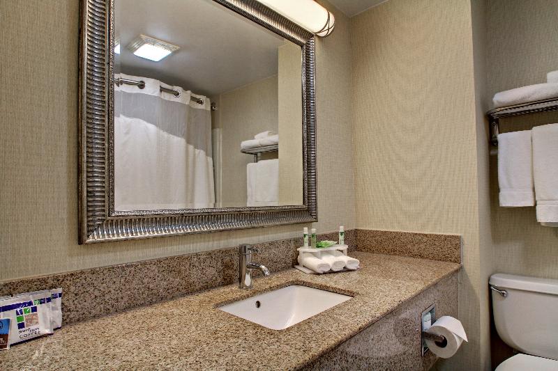 Holiday Inn Express Hurricane Mills (Waverly) image
