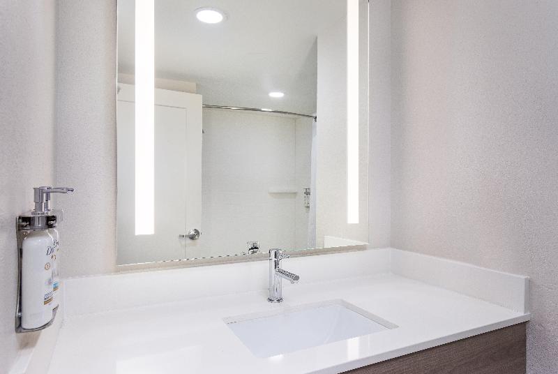 Holiday Inn Express Hurricane Mills (Waverly) image