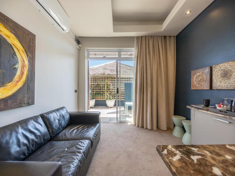 O on Kloof image
