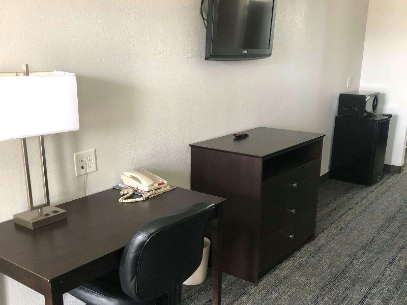 Executive Inn and Suites Joaquin image 6