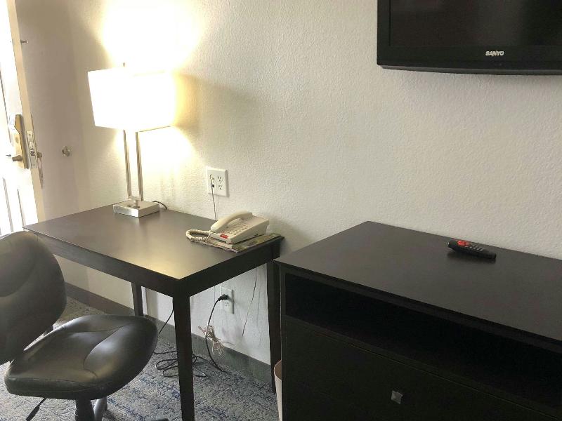 Executive Inn and Suites Joaquin image 5