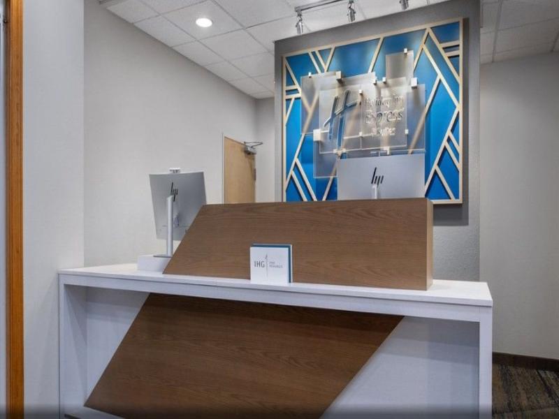 Holiday Inn Express & Suites Clinton By IHG image