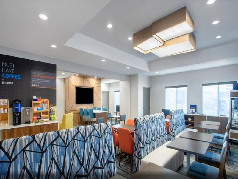 Holiday Inn Express & Suites Clinton By IHG image