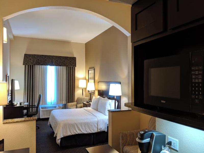 Holiday Inn Express & Suites Clinton By IHG image