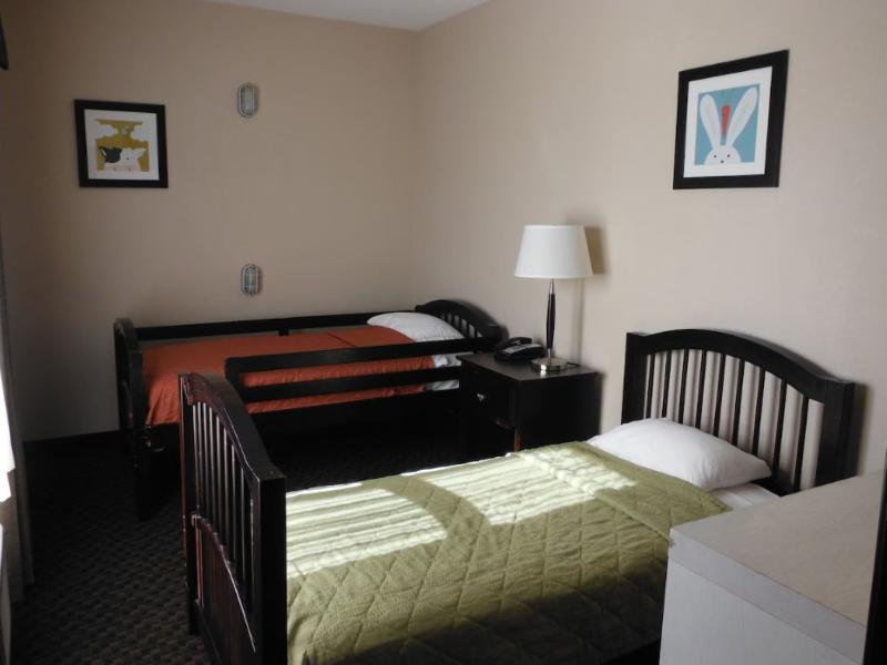 Holiday Inn Express & Suites Clinton By IHG image