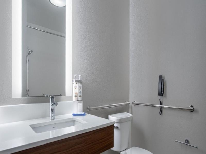Holiday Inn Express & Suites Clinton By IHG image