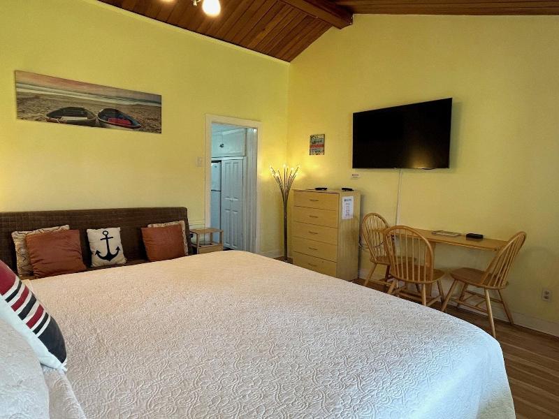 Island Inn image