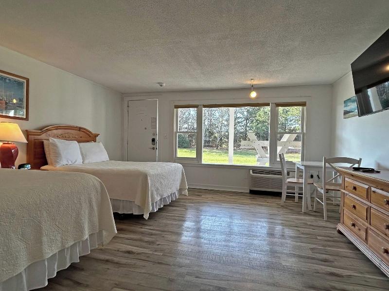 Island Inn image